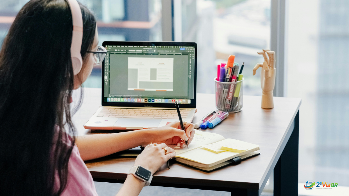 Profissional trabalhando em home office com foco em Vagas Remotas na Blip e análise de dados.